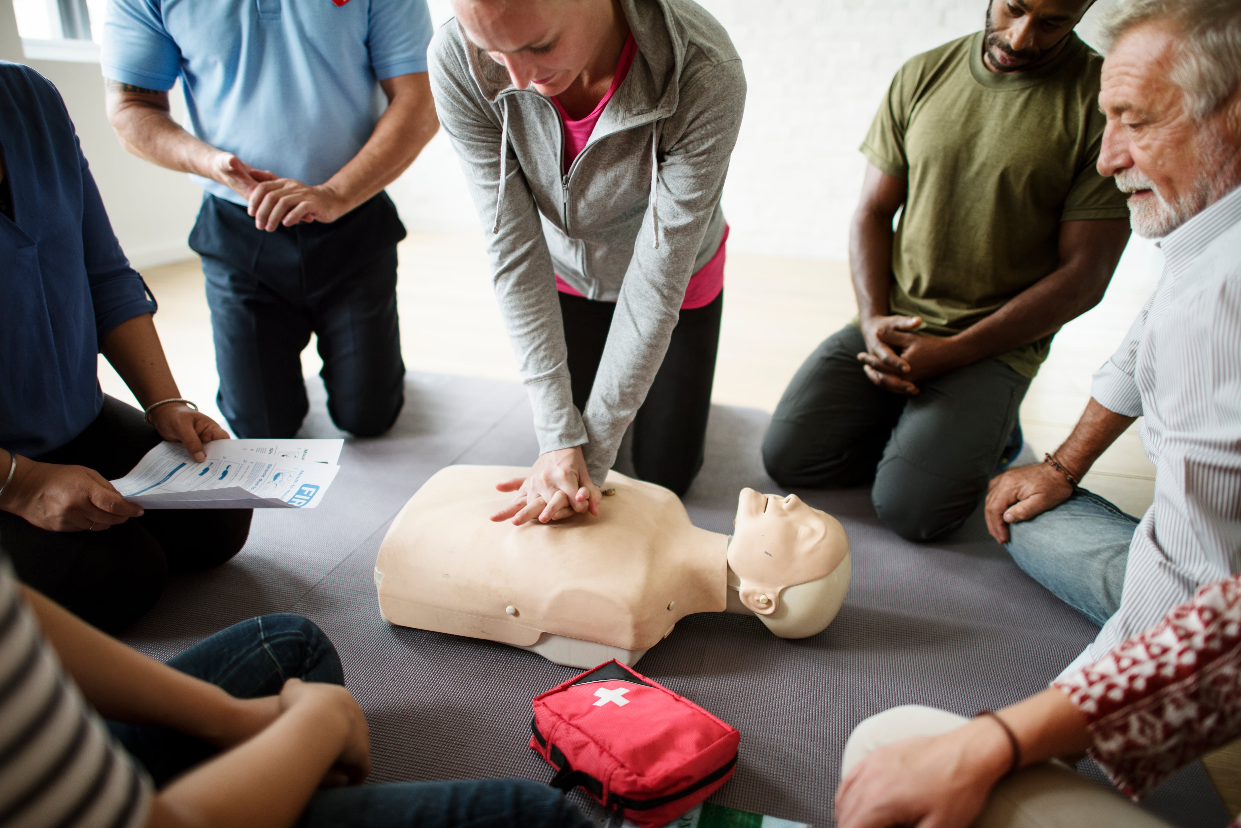 El público interesado puede aprender a realizar la reanimación cardiorrespiratoria (RCP). (Freepik)