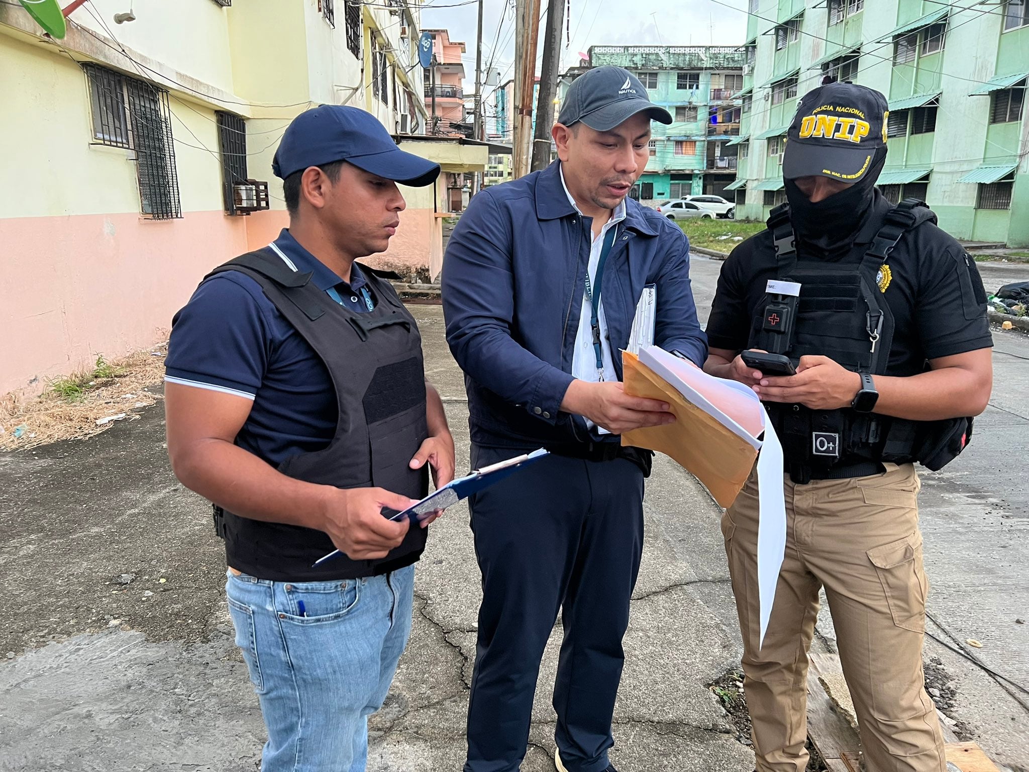 El director policial expresó que en Colón existen cerca de 13 pandillas enfrentadas, situación agravada por hechos como el doble asesinato de este lunes, donde uno de los fallecidos era un sicario que, al manipular su arma, se disparó accidentalmente.