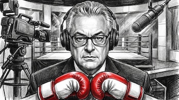 Dibujo en blanco y negro de Eduardo Lamazón con auriculares y gafas, luciendo guantes de boxeo rojos, frente a un ring, una cámara de televisión y un micrófono.