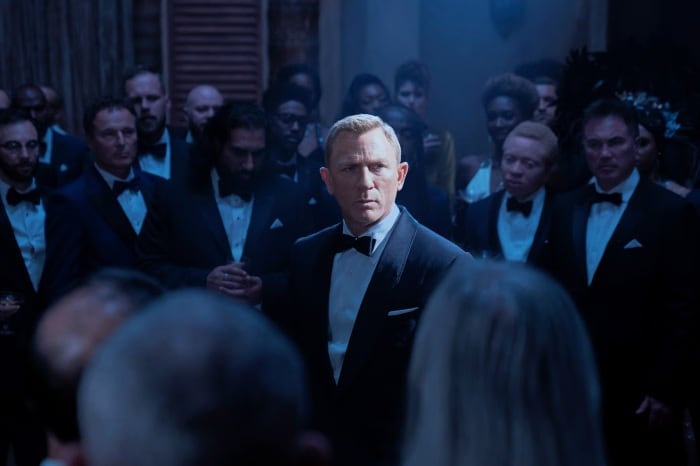 Theo James sostuvo que interpretar a James Bond no compensa si implica perder una vida corriente y quedar absorbido por una fama irreversible