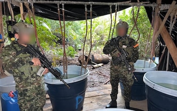 Las autoridades incautaron 1.710 kilogramos de clorhidrato de cocaína y casi 700 galones de cocaína en suspensión en una red ligada a disidencias de las Farc - crédito @COL_EJERCITO/X