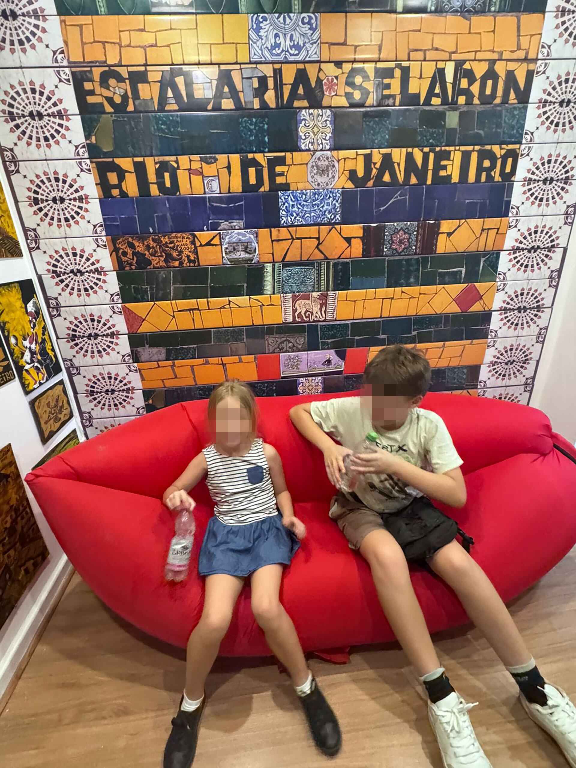 Los niños vivían en Brasil, sin ir al colegio y trabajando solos en la playa.