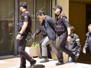 Jonathan Andic llega esposado a los juzgados para declarar tras su detención por la muerte de su padre, Isak Andic (Europa Press)