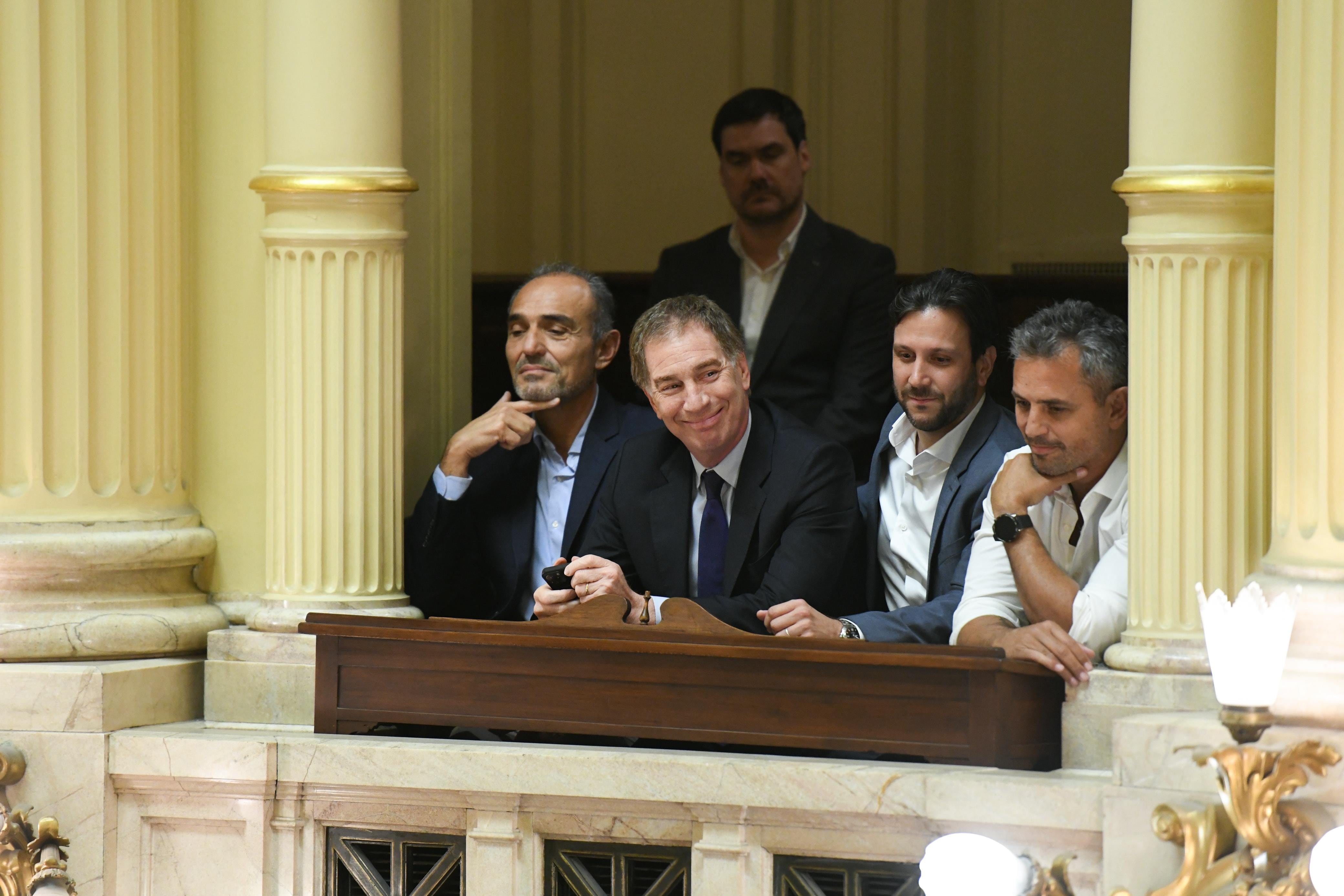 En el Palco del Senado siguen la sesión el ministro del Interior, Diego Santilli, y los primos Martín y Eduardo