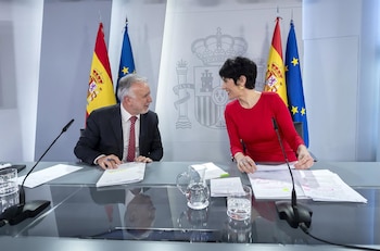 03/02/2026 El ministro de Política Territorial y Memoria Democrática, Ángel Víctor Torres, y la ministra de Inclusión Seguridad Social y Migracioneas y portavoz del Gobierno, Elma Saiz, durante una rueda de prensa tras el Consejo de Ministros, a 3 de febrero de 2026, en Madrid (España). El Gobierno ha decidido finalmente en el Consejo de Ministros de hoy aprobar dos decretos, separando la subida de las pensiones del resto de medidas del llamado escudo social. Por un lado, se aprobará el decreto de revalorización de las pensiones para 2026, de otras prestaciones y cotizaciones, incluyendo la congelación de cuotas para los autónomos, y por otro, otro decreto con las medidas del escudo social y otras medidas de protección.
POLITICA
Alberto Ortega - Europa Press