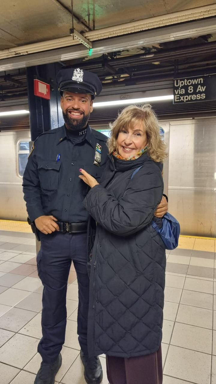Una foto con un policía del subte de Nueva York reflejó el carisma y la simpatía de Georgina Barbarossa en el exterior
