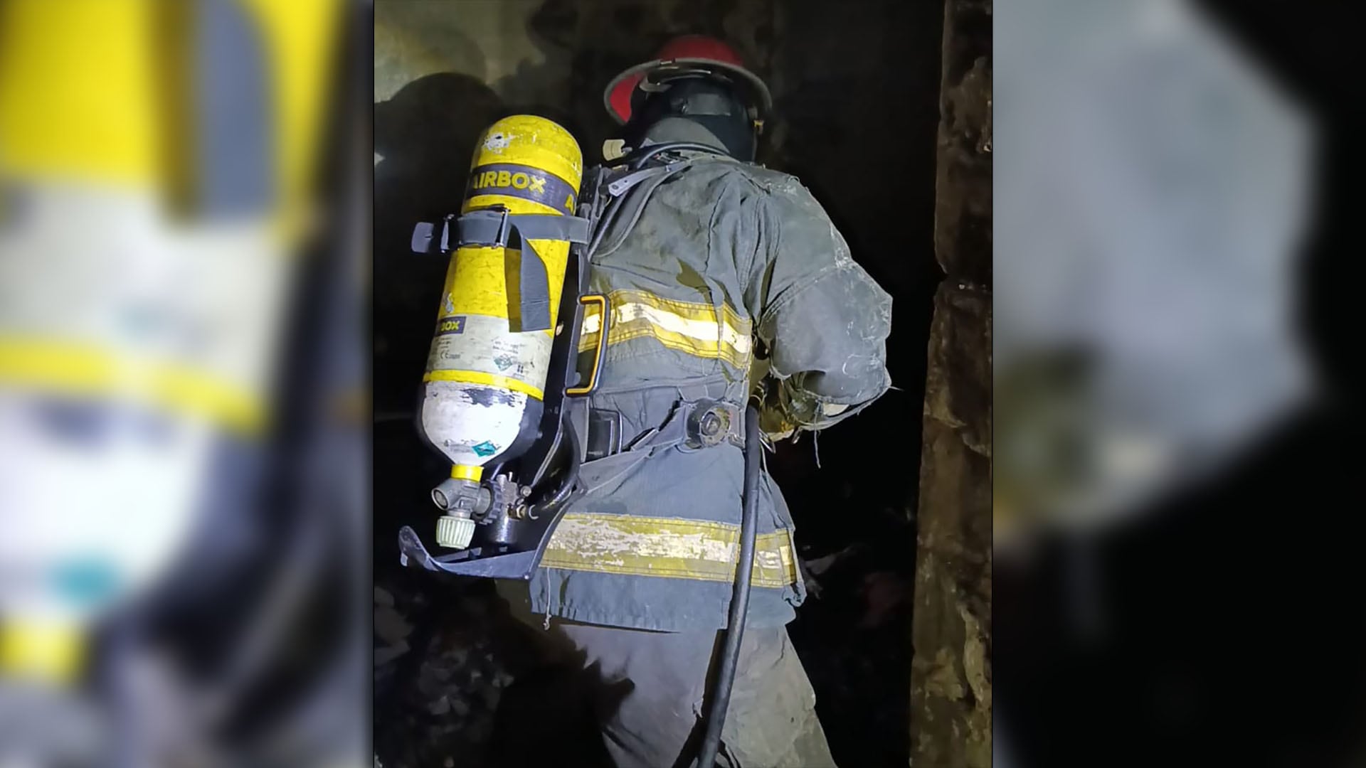 Tras controlar el fuego, los bomberos hallaron al hombre fallecido dentro de su casa.