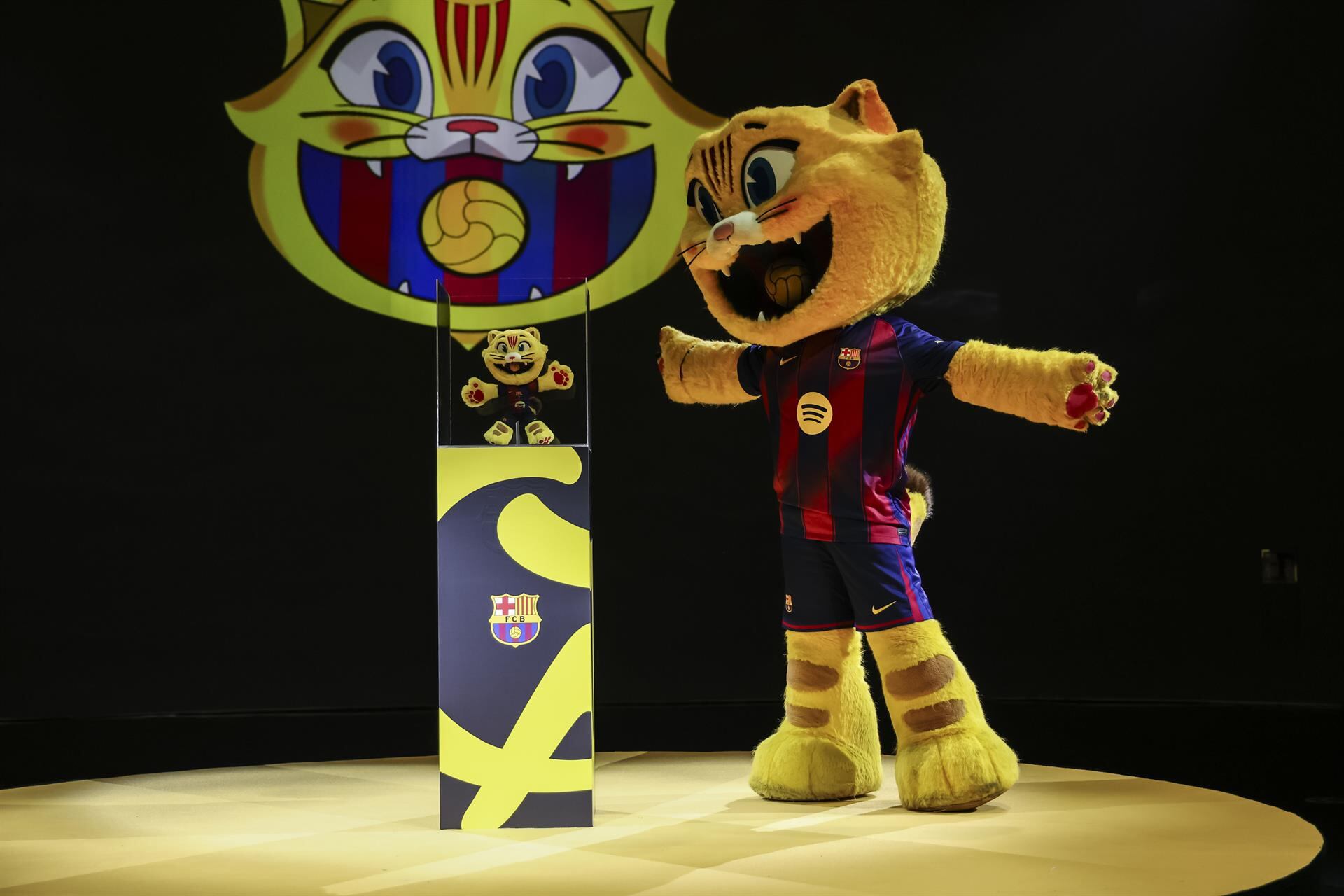 El Barça lanza 5.000 unidades del peluche de la mascota CAT a 34,99 euros