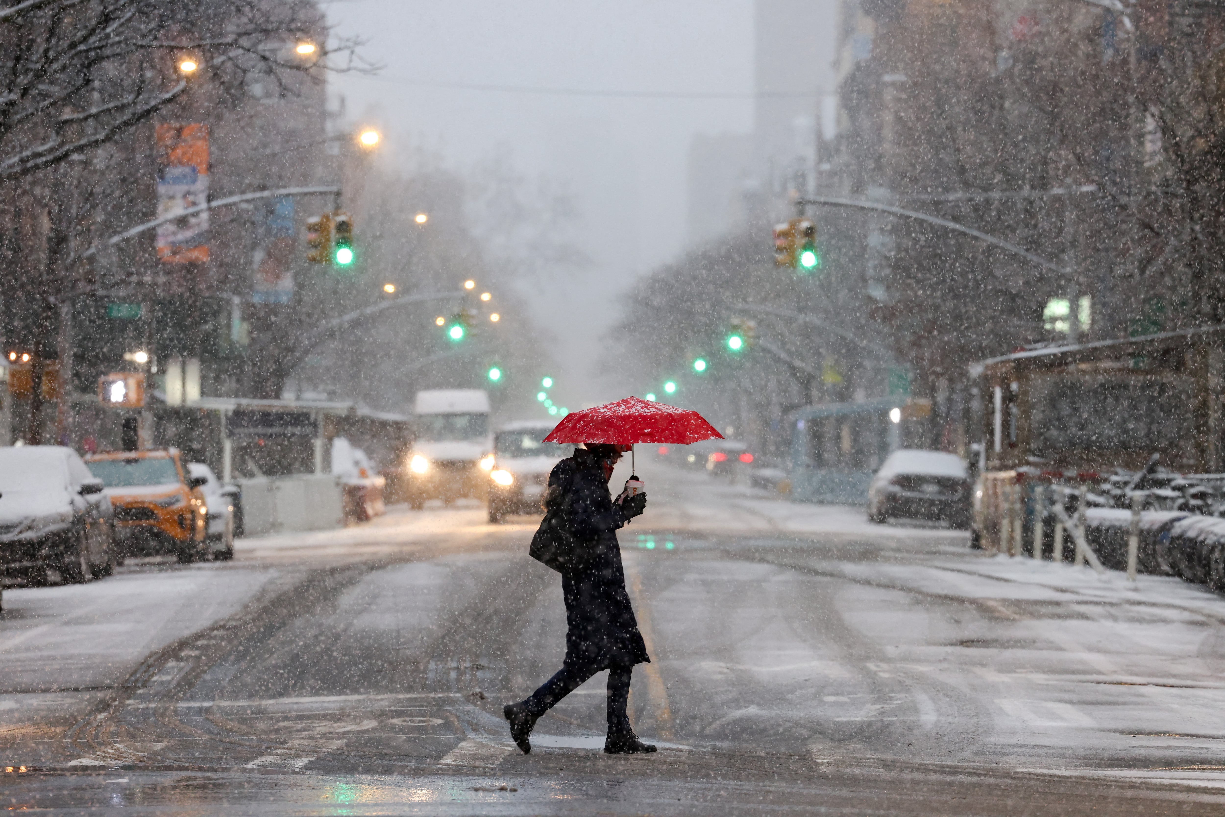 El Servicio Meteorológico Nacional advierte sobre visibilidad reducida y ráfagas de viento durante el periodo crítico de la tormenta invernal. (REUTERS/Andrew Kelly)