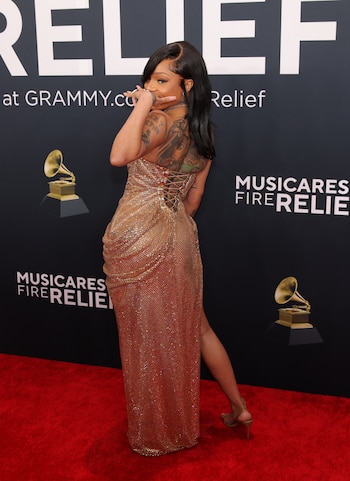 La rapera GloRilla asistió con un vestido ajustado en tono cobre con detalles brillantes y un diseño drapeado que realzó su figura