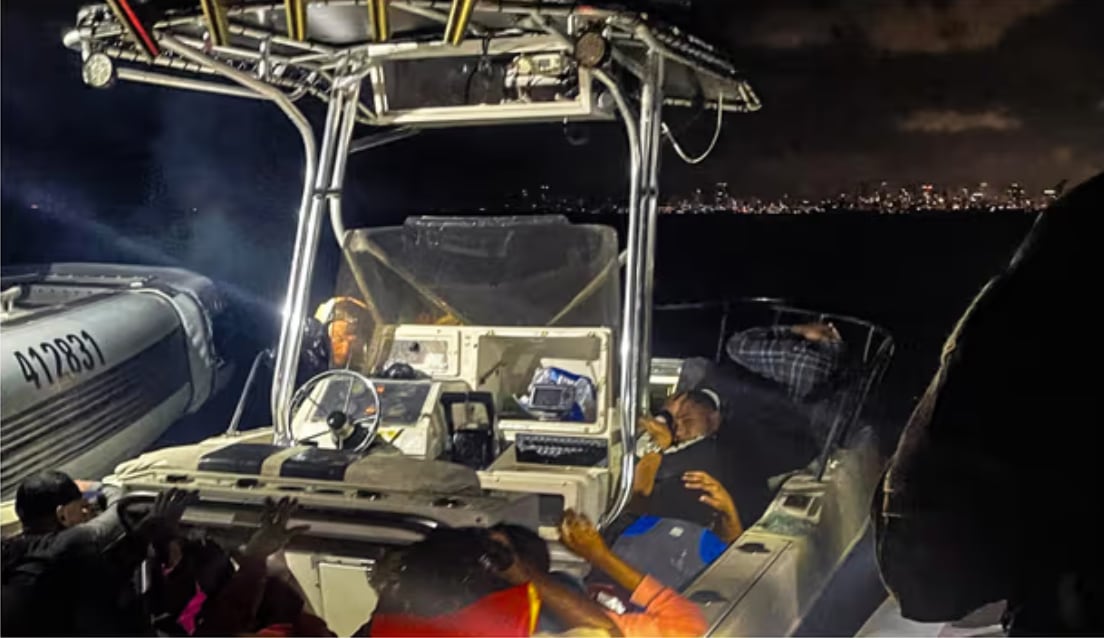 La Oficina de Aduanas y Protección Fronteriza (CBP) detuvo a veinticinco personas en una operación contra migración ilegal cerca de Miami (Captura Telemundo Miami)