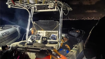 La Oficina de Aduanas y Protección Fronteriza (CBP) detuvo a veinticinco personas en una operación contra migración ilegal cerca de Miami