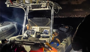 La Oficina de Aduanas y Protección Fronteriza (CBP) detuvo a veinticinco personas en una operación contra migración ilegal cerca de Miami (Captura Telemundo Miami)