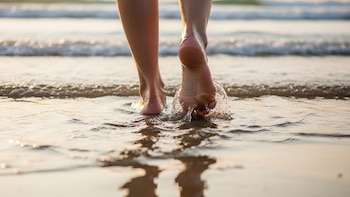 Caminar en la playa: en cuánto tiempo se pueden fortalecer músculos y articulaciones
