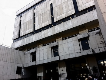 La regulación también exige verificar la existencia y actividad del negocio, la titularidad de sus cuentas y factores de riesgo como fraudes, reclamos, contracargos y sanciones.