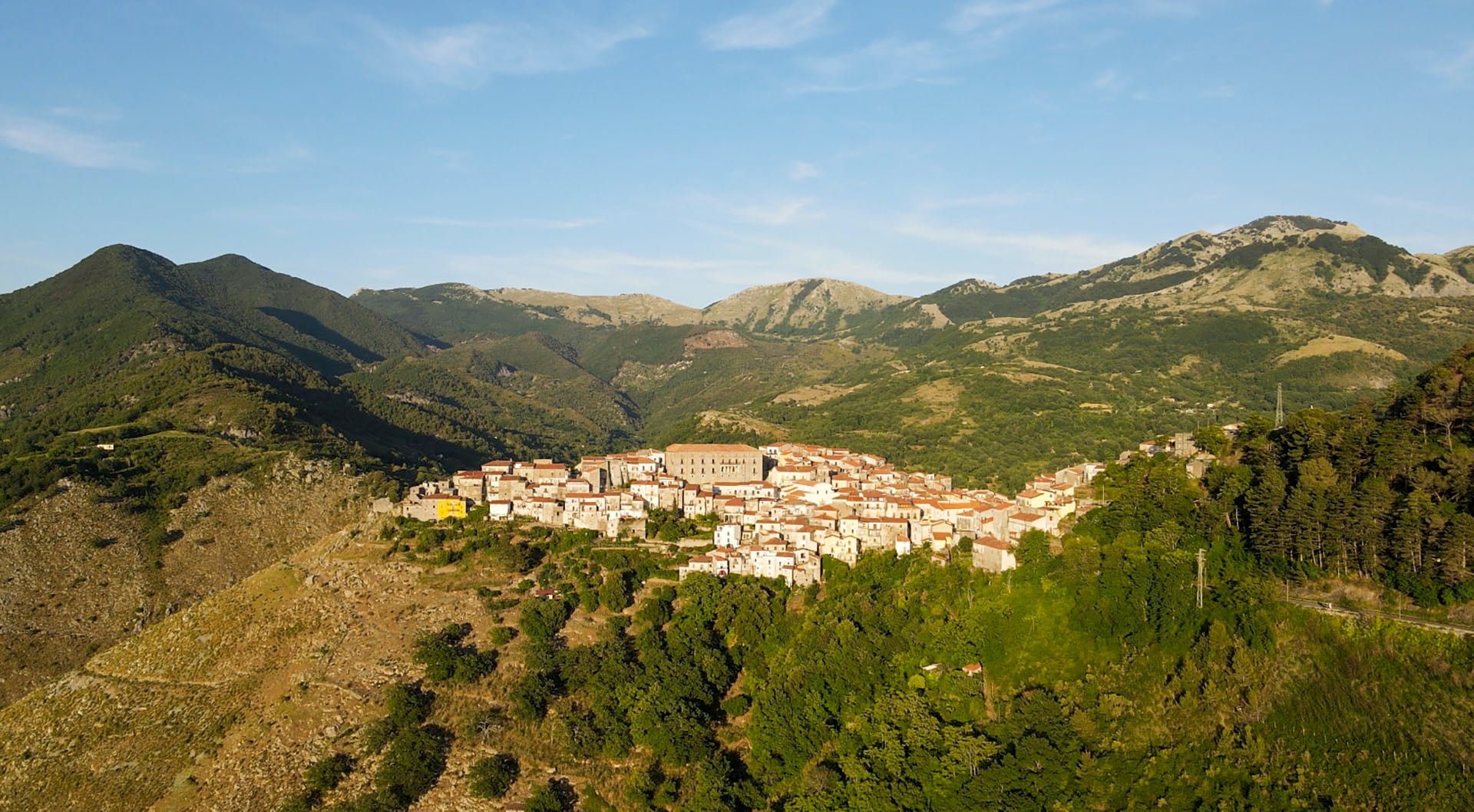 En Aieta, un pueblo medieval de apenas 700 habitantes ubicado en las montañas de Calabria y a solo 15 minutos del mar Tirreno, se vendieron varias casas por un euro