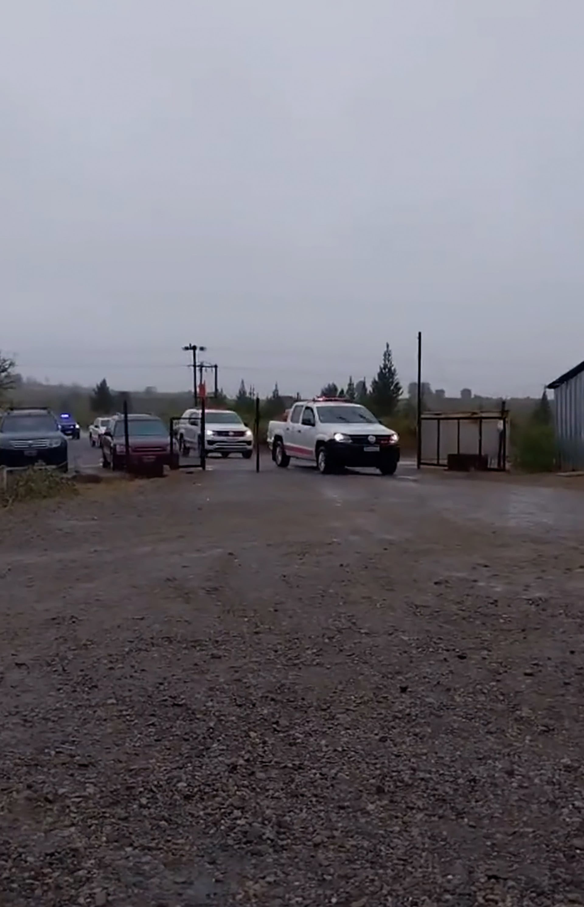 Los brigadistas festejaron que llovió y nevó en cotas altas