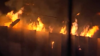 Incendio en un complejo industrial de Queens: despliegue de bomberos y alerta por humo