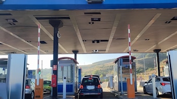 Varios estafadores desvían en carretera todo el tráfico a un peaje falso: la policía los descubre un año y medio después