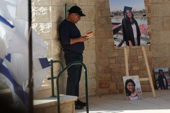 Un hombre junto a fotos