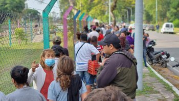 Las extensas colas para cobrar