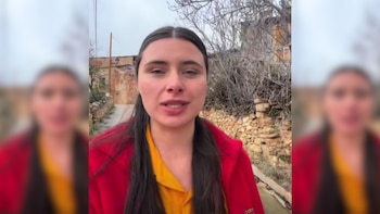 Una joven cuenta las tres