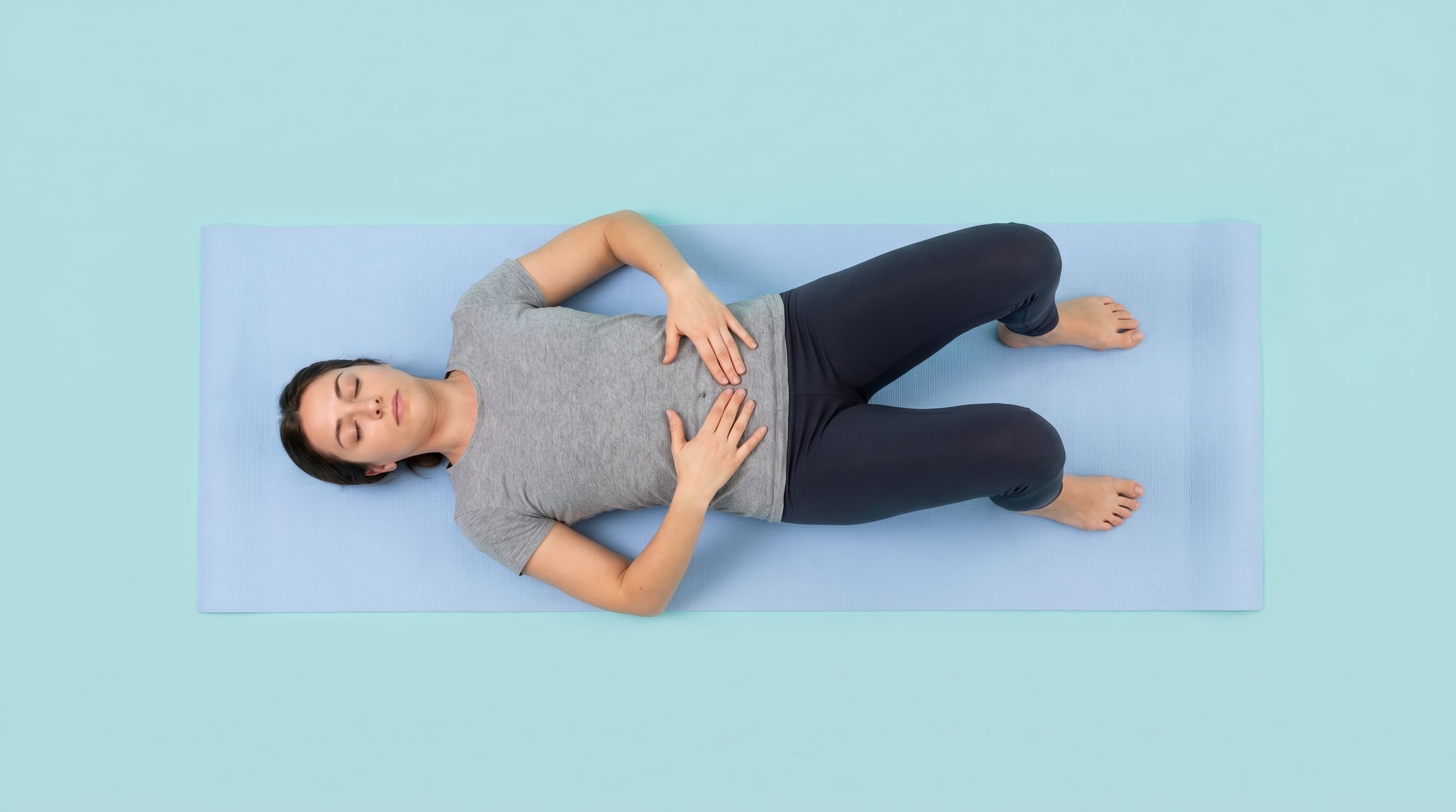 Ejercicios de equilibrio como la presión abdominal en posición supina ayudan a fortalecer el tronco y mejorar la estabilidad general (Imagen Ilustrativa Infobae)