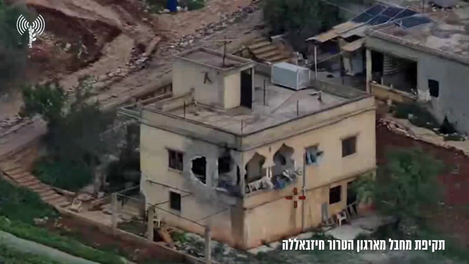 Una vista aérea muestra un edificio dañado tras un ataque israelí contra una célula terrorista en Líbano (Captura de video)