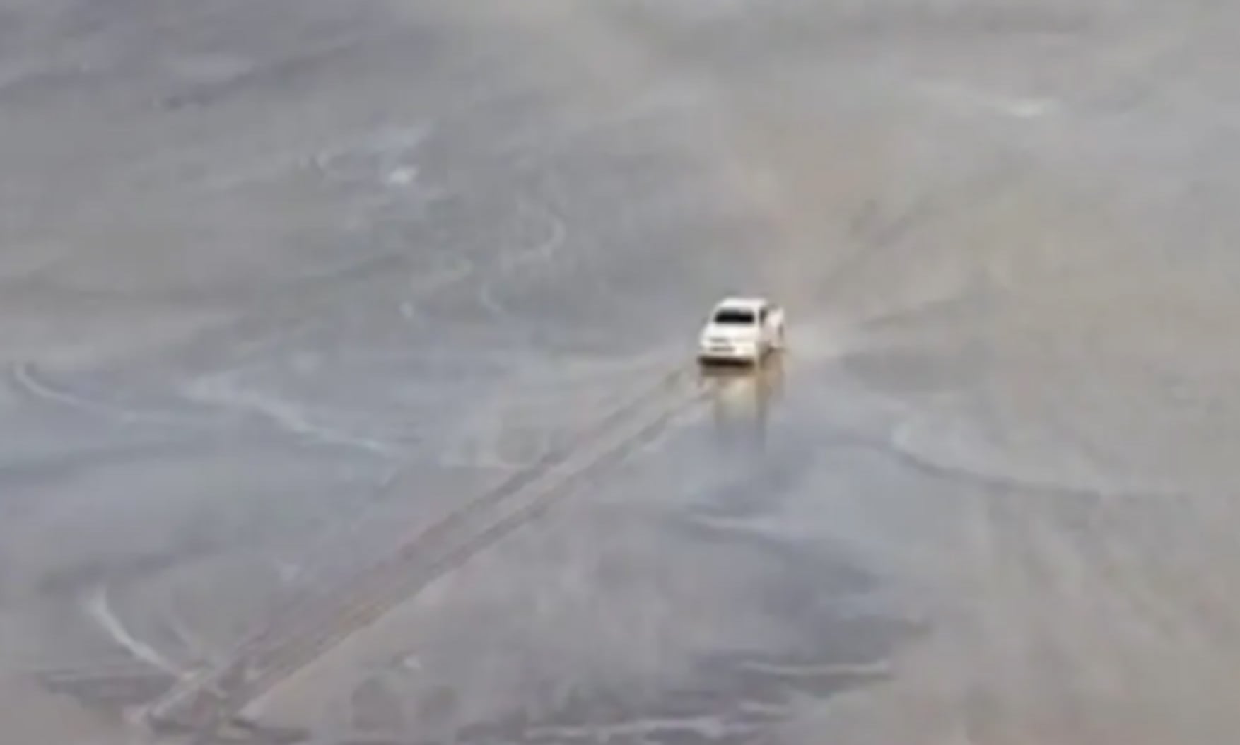 Una camioneta deja huellas en la superficie de la Pampa de Leoncito, San Juan, en una zona de posible impacto ambiental (Diario Los Andes)