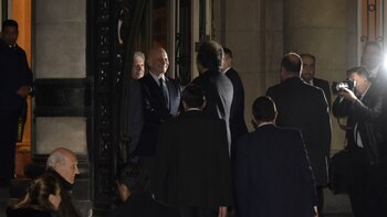 Javier Milei en la puerta