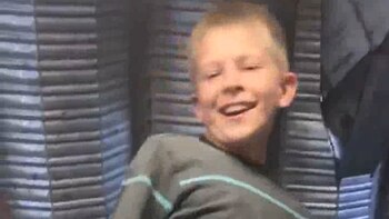 Él es Trevor Harvey, de