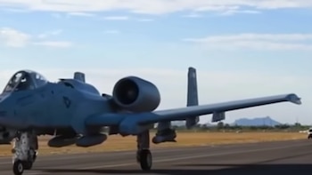 Estados Unidos reactiva los legendarios A-10: el avión de la Guerra Fría enfrenta drones iraníes en el estrecho de Ormuz