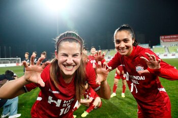 La española Eli del Estal (i) y la brasileña Nenem (d) de Red Angels celebran después de que su equipo ganara el Campeonato de la Liga W K 2020 entre Incheon Hyundai Steel Red Angels vs Gyeongju KHNP en el estadio Incheon Namdong en Incheon, Corea del Sur. EFE/EPA/JEON HEON-KYUN