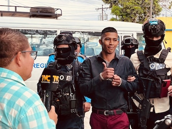 Carlos Alexis Mencía, alias “Gato Negro”, fue capturado en La Ceiba por agentes de seguridad. El ministro Gerzón Velásquez confirmó la detención del principal sospechoso. (Foto: Policía Nacional)