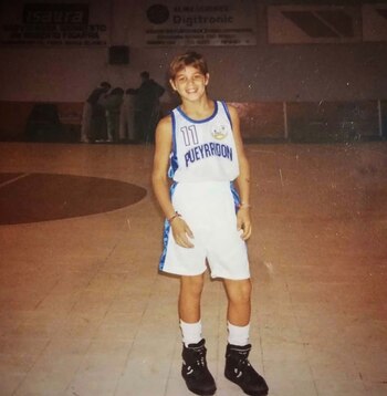 El basquetbolista, de pequeño, con