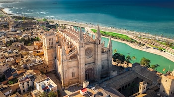 Puente de mayo 2026: Sevilla y Palma lideran los destinos favoritos de los españoles con vuelos más baratos que el año pasado