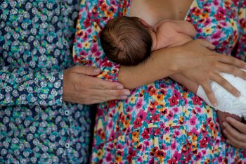 Una madre puede contagiar de