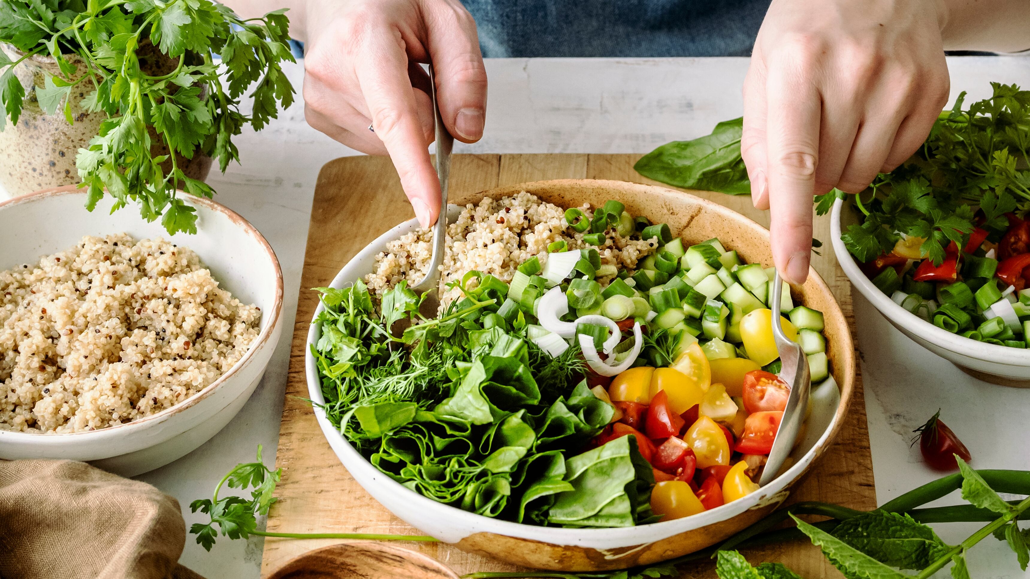 La dieta nórdica reduce la inflamación y el riesgo de enfermedades crónicas gracias a su enfoque en alimentos integrales y frescos (Freepik)