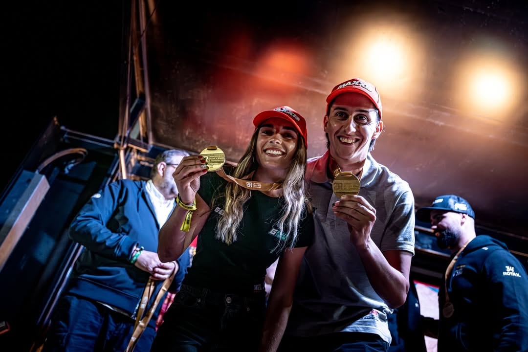 El binomio con las medallas que recibieron tras ganar la tercera etapa del Rally Dakar. Se les otorga a quienes corren en el Campeonato Mundial de Rally Raid (@puck.klaassen)