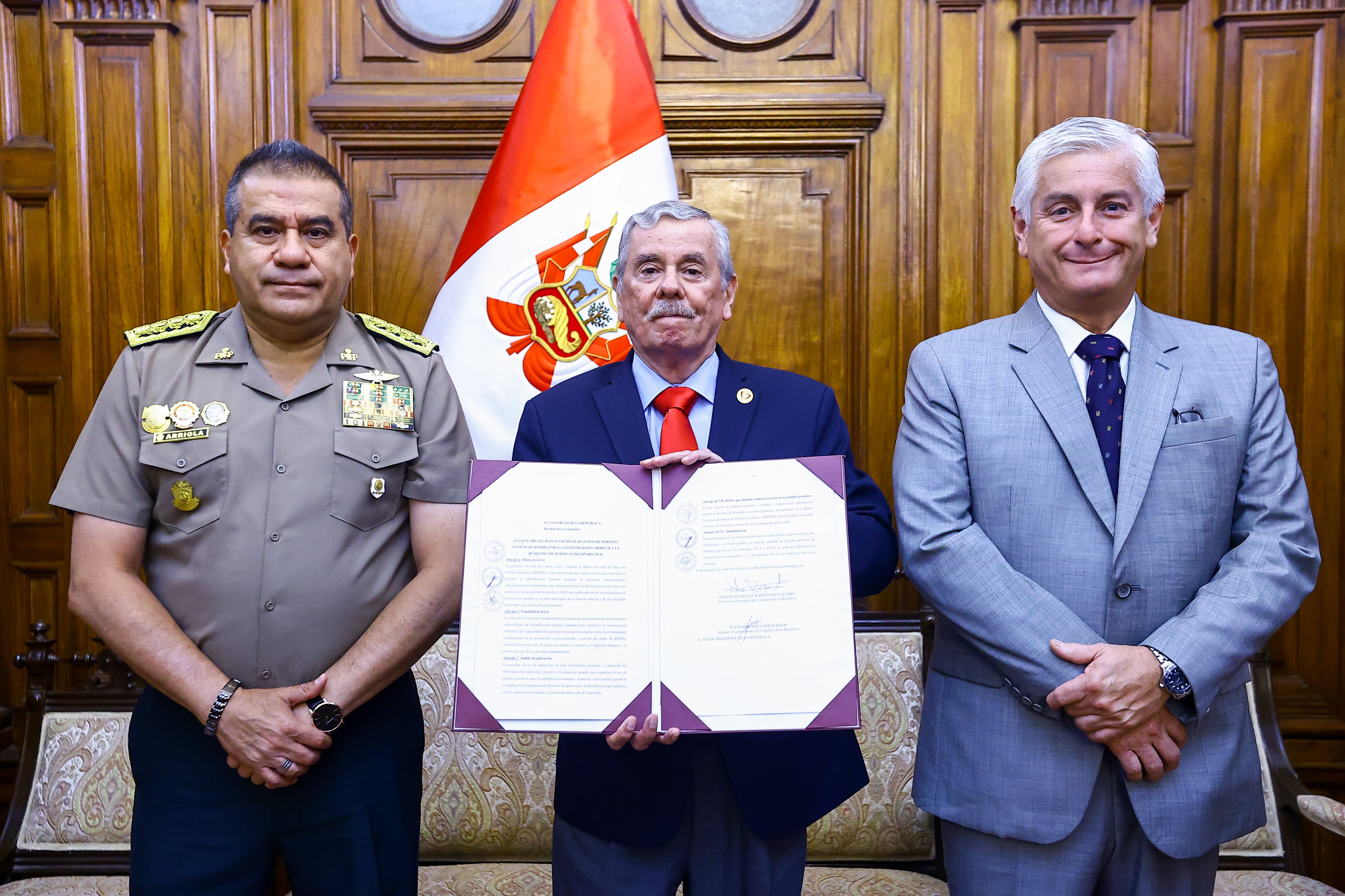 Fernando Rospigliosi (centro) firma la ley del Banco Nacional de Datos de Perfiles Genéticos junto a Óscar Arriola (izquierda) y Juan Carlos Lizarzaburu (derecha) en el Palacio Legislativo para fortalecer la seguridad ciudadana. (Congreso de la República)