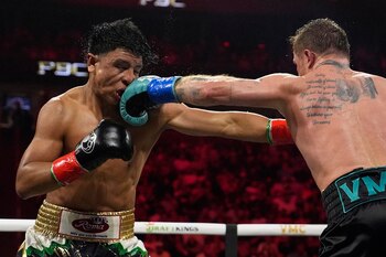 Canelo Alvarez retuvo sus cinturones