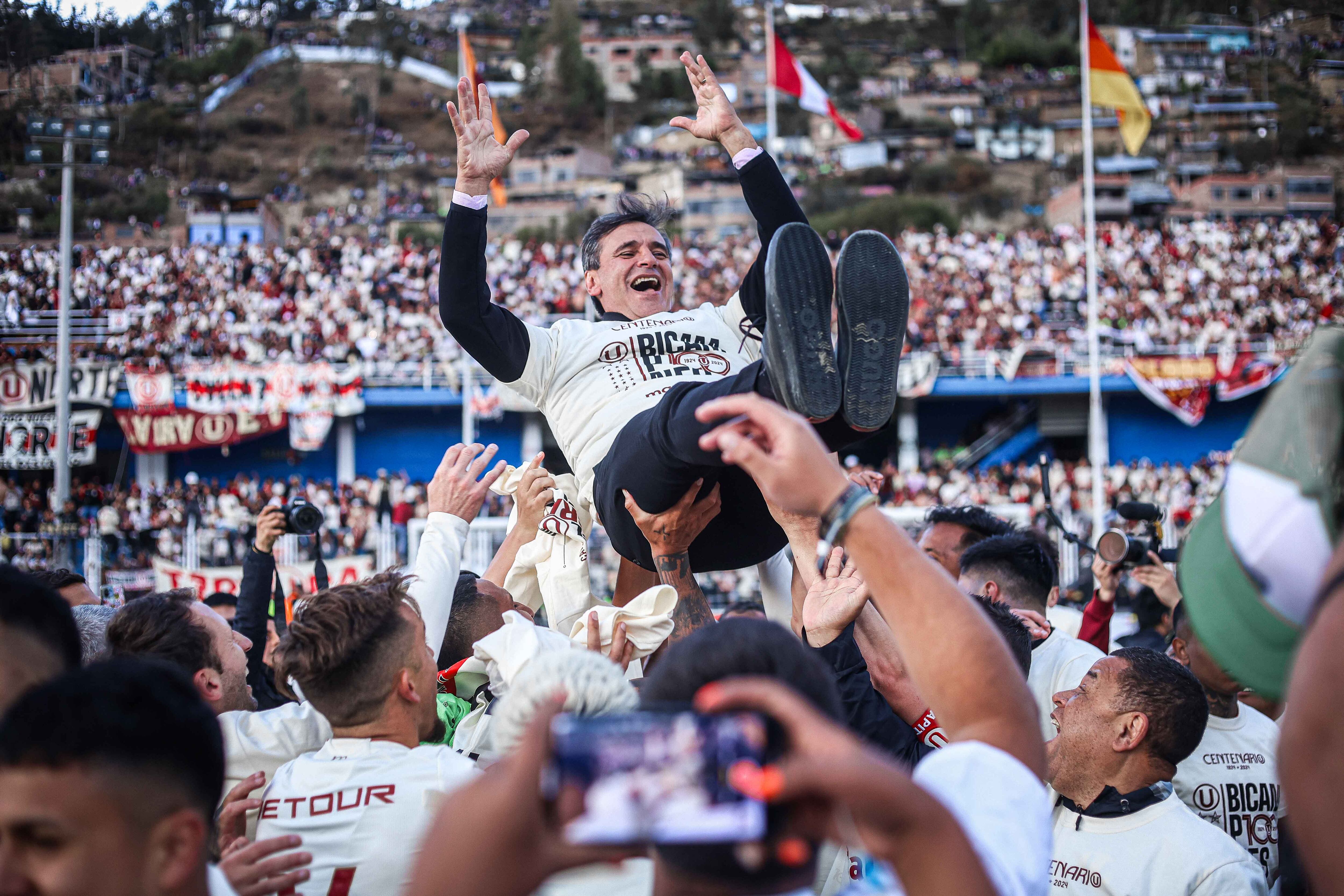Fabián Bustos buscará extender su éxito como entrenador de Universitario. Crédito: Liga 1