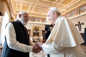 El papa Modi estrechan sus