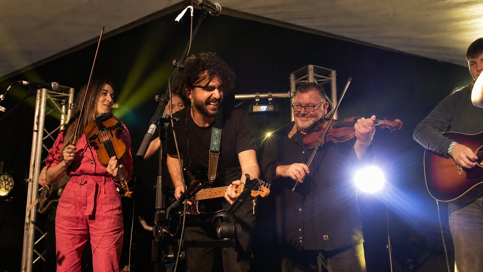 La organización intercultural Routes to Roots está liderada por la banda argentina El Guapo y la violinista escocesa Catriona Price.Aquí junto a músicos escoceses de The Chair y Auskerry en el festival Rumbo North Isles, en agosto de 2026 (Foto: Paz Gonzales)