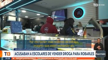 Los celulares que eran hurtados se llevaban a centros de servicio técnico donde liberaban los teléfonos con el fin de poderlos comercializar después - crédito captura de pantalla Teletrece / YT