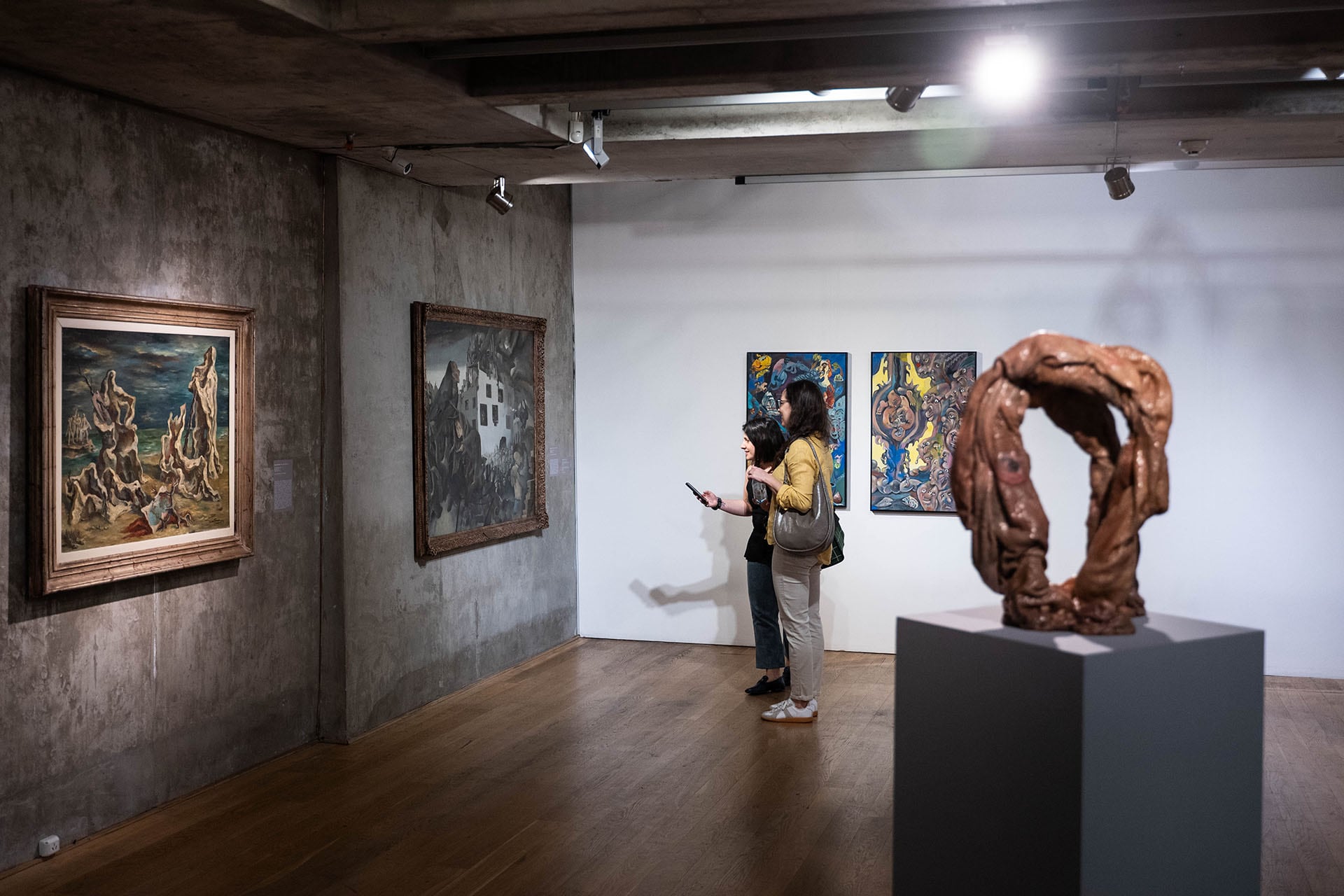 La muestra “Continente Oscuro” explora la dimensión política y feminista del surrealismo