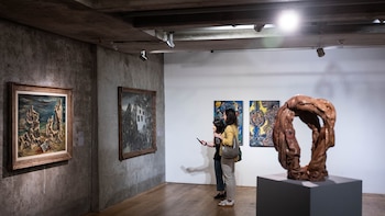 La muestra “Continente Oscuro” explora la dimensión política y feminista del surrealismo