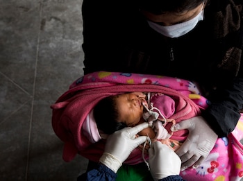 18 familias retiraron a sus hijos de guarderías en Carolina del Sur por temor al sarampión, afectando la estabilidad laboral de los centros. (EFE/EPA/NARENDRA) SHRESTHA/Archivo