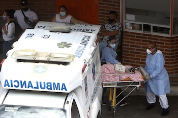 Personal sanitario transporta un paciente en el Hospital General de Medellín (Colombia), en una fotografía de archivo. EFE/Luis Eduardo Noriega A.