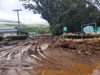 El huracán Lala dejó en agosto lluvias intensas y desplazó de sus cimientos a cerca de 100 viviendas en la isla Grande de Hawái (Aina Akamu vía AP).